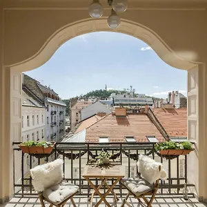 skyline-serenity-retreat-vaci-most-famous-street.inbudapesthotels.com/